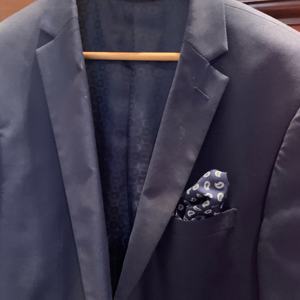 Beautiful Italian Men’s Sports Coat size 42S blue in color with pocket square.